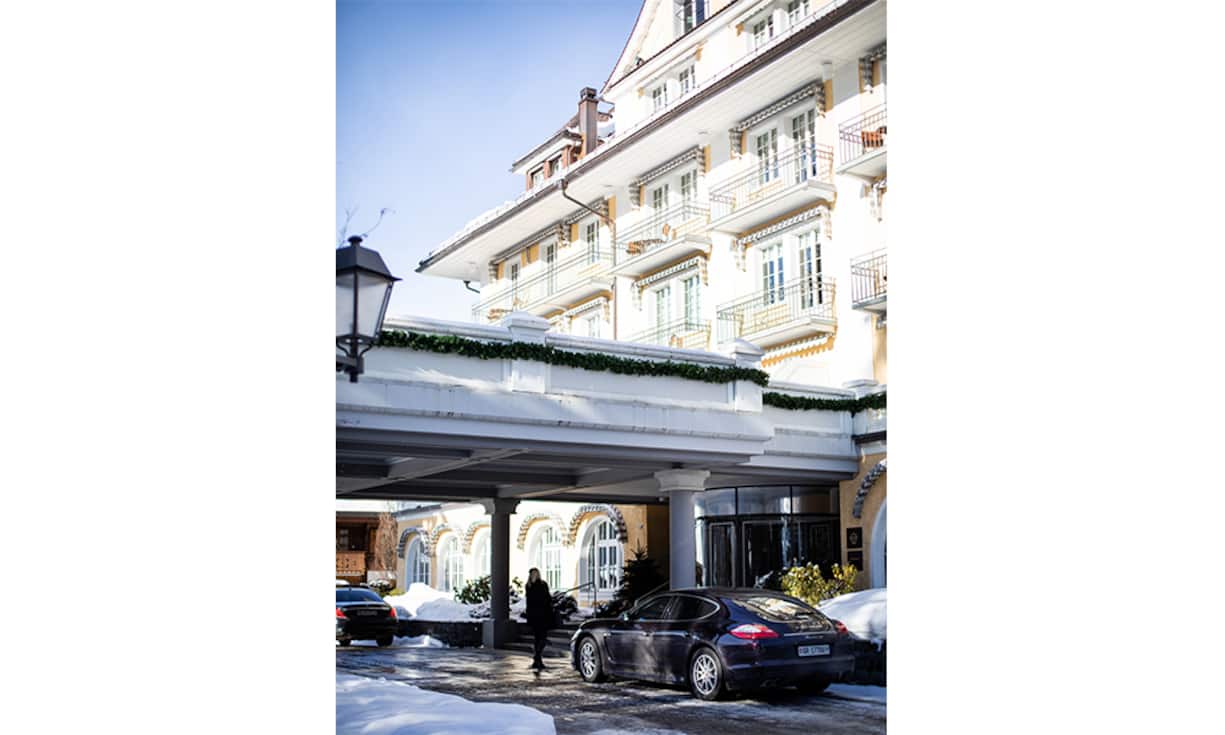 Das «Bellevue», am Eingang zur Promenade gelegen, ist ein Wahrzeichen von Gstaad. Durch diese Vorfahrt ziehen beim Alpabzug die Kühe.