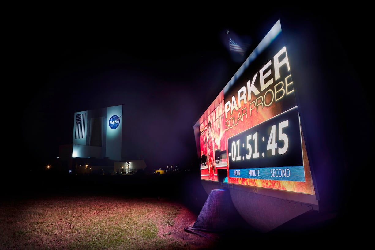Sonnenmission. Nun werden die letzten Stunden auf der grossen Countdown-Uhr im Kennedy Space Center angezeigt