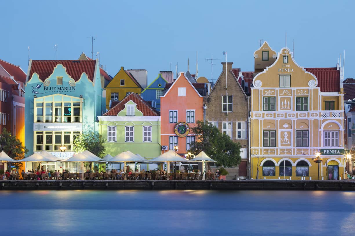 <p>Curaçao: Europa, sprich Niederlande, aber in der Karibik: Direktflüge aus Amsterdam, zudem steuergünstig.</p>