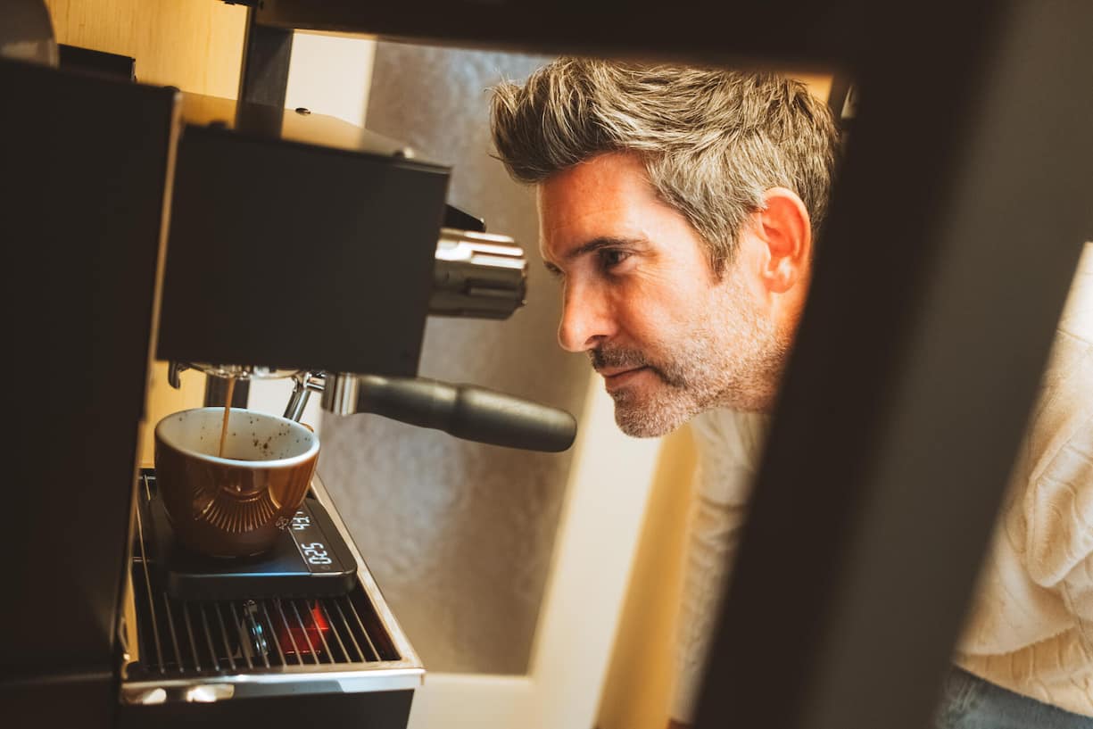 <p>Stolzer Besitzer: Kilian Ulm aus Zürich mit seiner Linea Micra von La Marzocco.</p>
