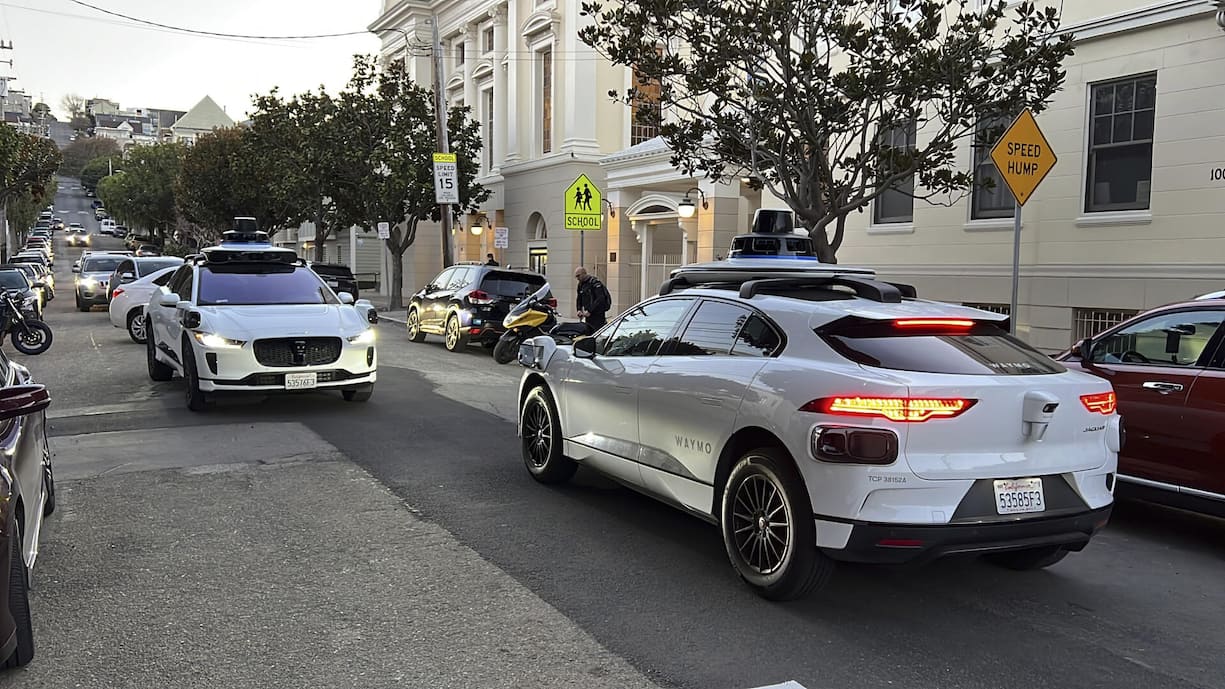 <p>Los Angeles: Die Google-Schwester Waymo ist bereits erfolgreich ohne Fahrer unterwegs. Doch Tesla sei mit dem deutlich günstigeren Camera-Only-System im Vorteil. Der Beweis, dass die Technik sicher genug ist, steht noch aus.</p>