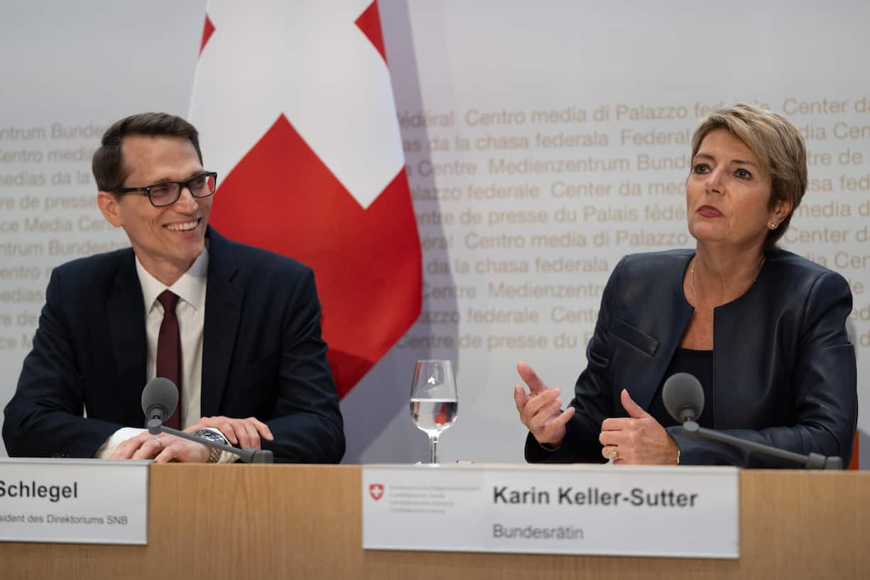 <p>Gemeinsame Interessen: Bundesrätin Karin Keller-Sutter bei Schlegels Vorstellung: «Wir sind beide Vegetarier und mögen Rockmusik.»</p>