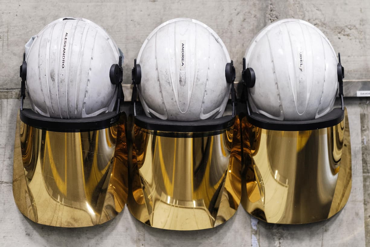 <p>Sicherheit geht vor: Die Spezialhelme schützen<br />vor Strahlungswärme und Spritzern von geschmolzenem Gold.</p>