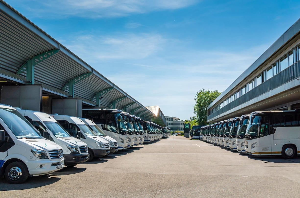 <p>Rund 80 Busse gehören zur Twerenbold-Flotte. In der Hochsaison könnte das ­Unternehmen noch deutlich mehr Fahrzeuge füllen. Doch die Auslastung soll übers Jahr verteilt ­stimmen. ­Neben Cars für Ferien­reisen betreibt ­Twerenbold auch Post­autos für den öffentlichen Verkehr.</p>