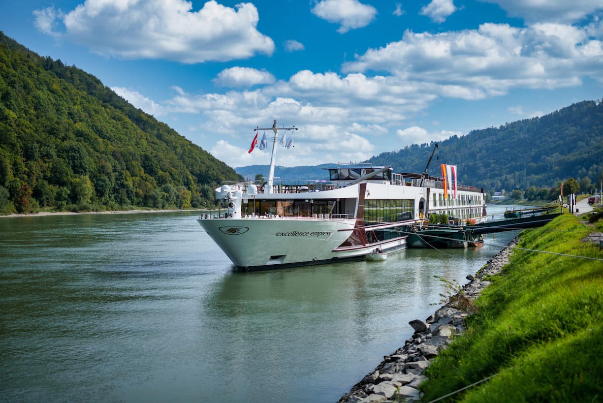 <p>Die Unternehmensgruppe betreibt neben Bussen auch zehn eigene Flussschiffe als wichtiges Standbein.</p>