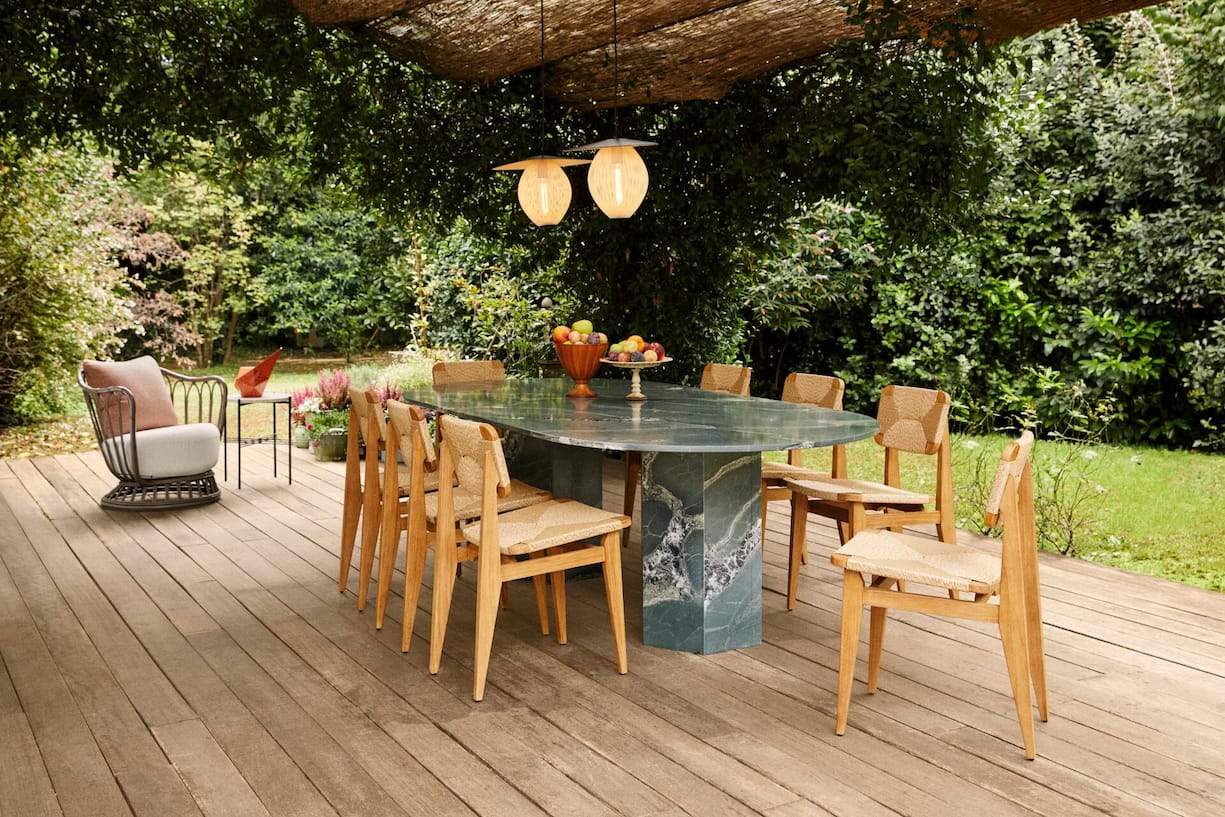 <p>Der Tisch Epic von GamFratesi für Gubi ist aus grünem Quarzit und damit wetterfest – perfekt für den Aussenbereich.</p>