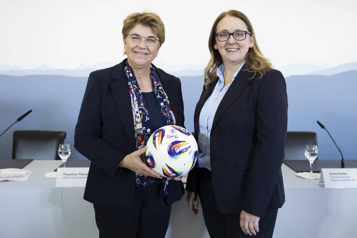 <p>Viola Amherd (l.) und Doris Keller entfachen Begeisterung für den Frauenfussball in der Schweiz.</p>