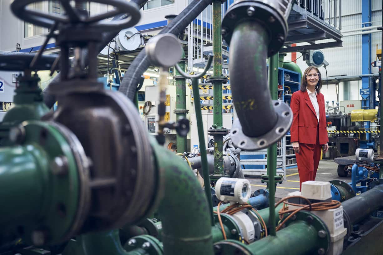 <p>Suzanne Thoma mit obligatorischer Schutzbrille im Testcenter des Werks Bruchsal.</p>