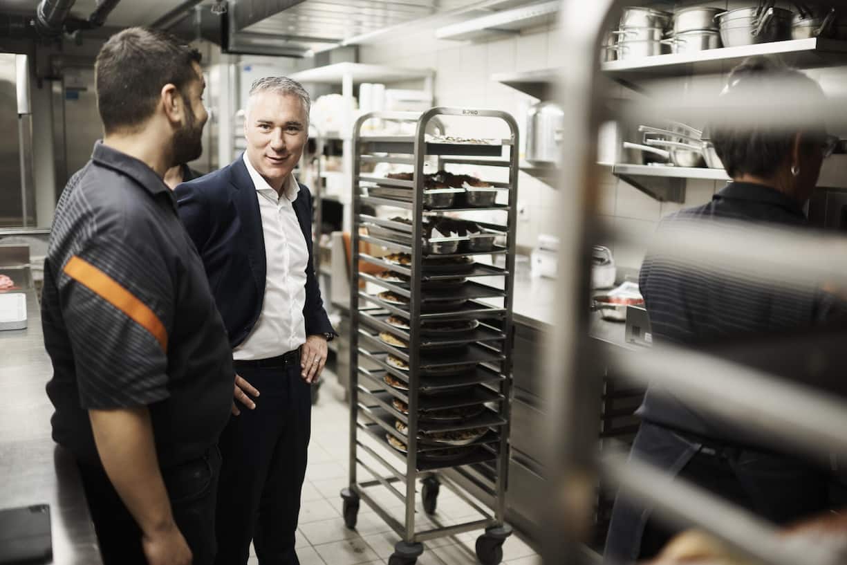 <p>Im Gespräch mit dem Personal will der Chef die Befindlichkeiten der Belegschaft spüren. Hier in der Küche des Migros-Restaurants im Einkaufscenter Glatt.</p>