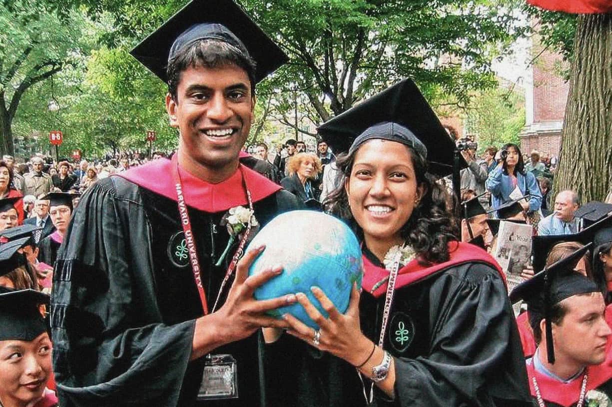 <p>Gleich zwei CEOs am selben ­Familientisch: Vas Nara­simhan ist seit 2018 CEO von Novartis, Srishti Gupta tritt am 1. Juli bei Idorsia an. Das Paar kennt sich schon aus Zeiten des Medizinstudiums in Harvard.</p>
