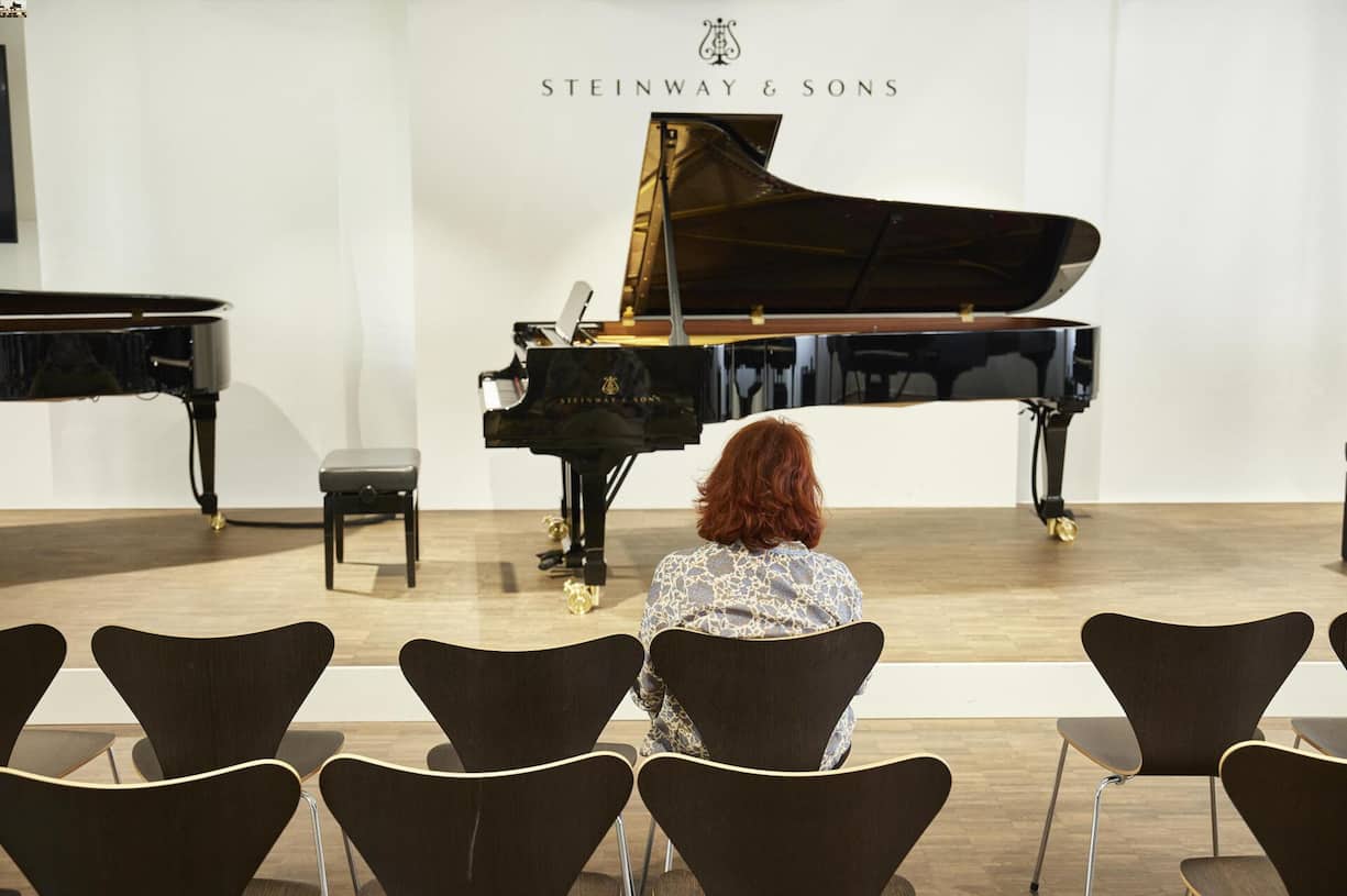 <p>Im Showroom gibt ein Steinway-Spirio die «Goldberg-Variationen», gespielt von Víkingur Ólafsson, wieder – gewaltig und wahrhaft.</p>