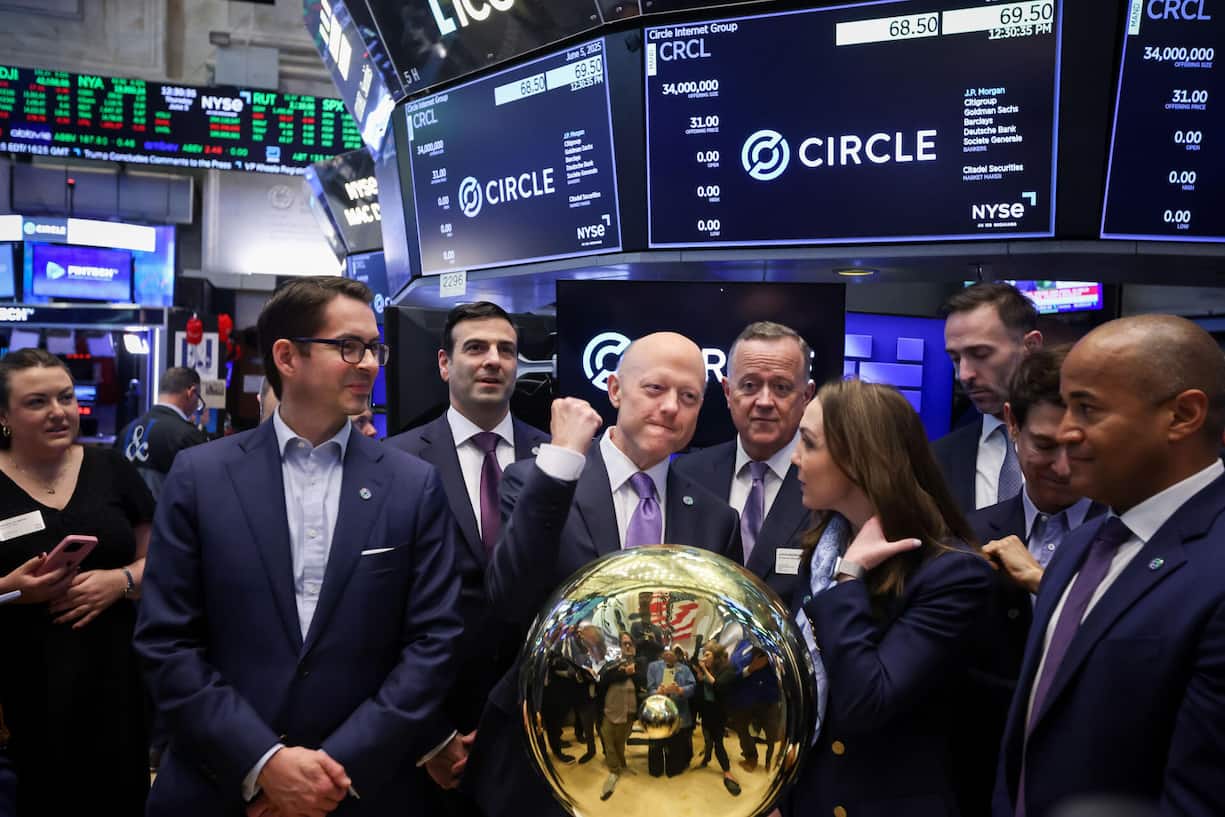 <p>Tether-Konkurrent Circle mit Chef Jeremy Allaire (M.) ist seit Juni an der Börse und mit mehr als 50  Milliarden Dollar bewertet.</p>