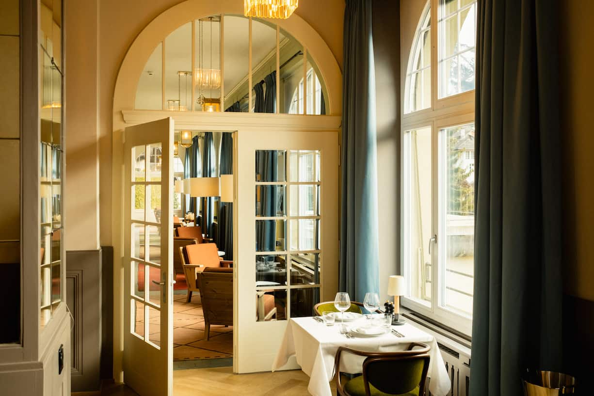 <p>Grand Hotel Belvedere: Das neue Fünfsternehotel setzt sich aus zwei benachbarten Häusern zusammen. Das Interieur mutet alpin, frisch und international an.</p>