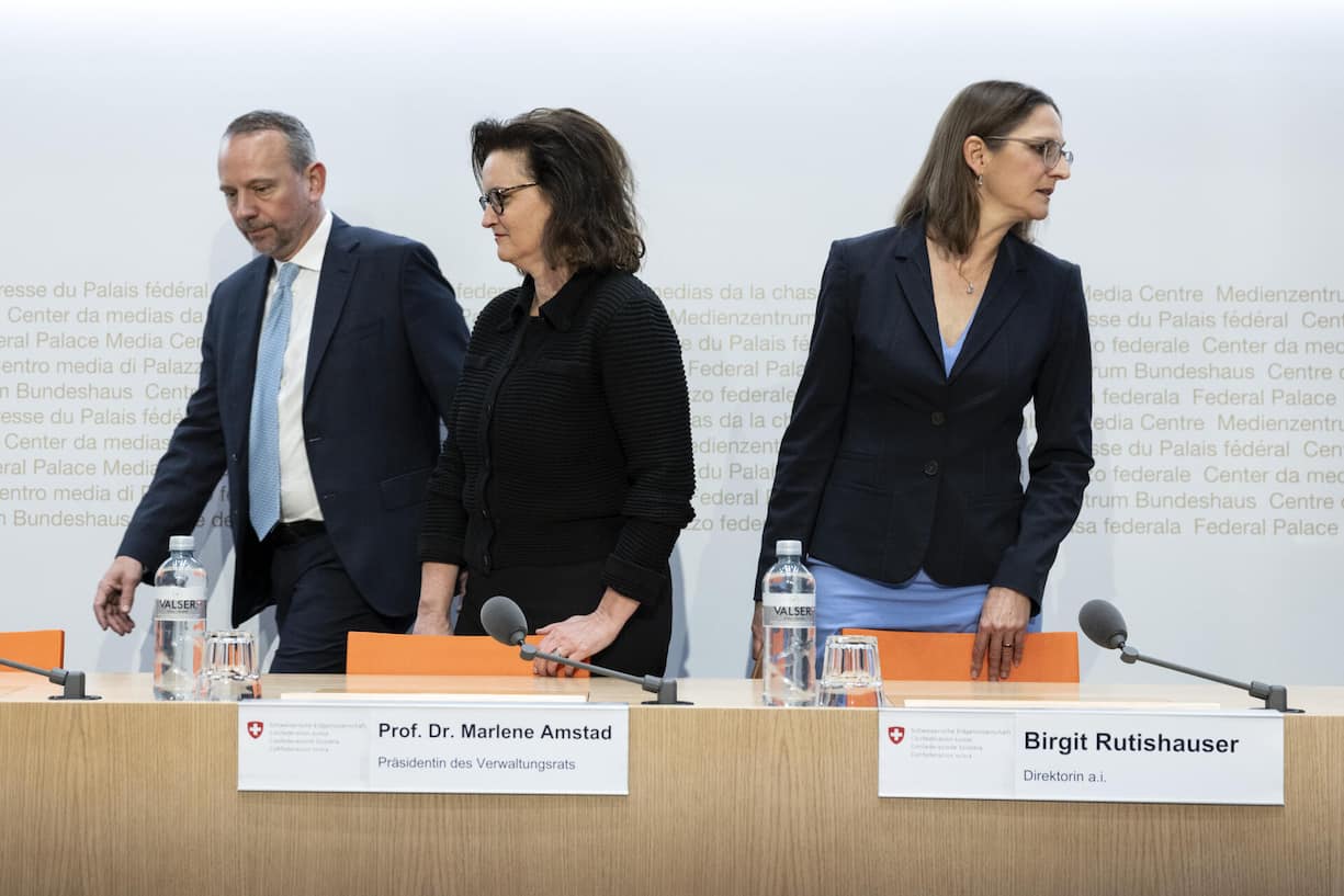 <p>Pressekonferenz zum Ende der Credit Suisse. Thomas Hirschi, Leiter des Geschäftsbereichs Banken bei der Finma, hat vor Kurzem seinen Abgang angekündigt. Birgit Rutishauser (r.), Leiterin des Versicherungsbereichs, ist bereits weg. Finma-Präsidentin Marlene Amstad ist gefordert.</p>