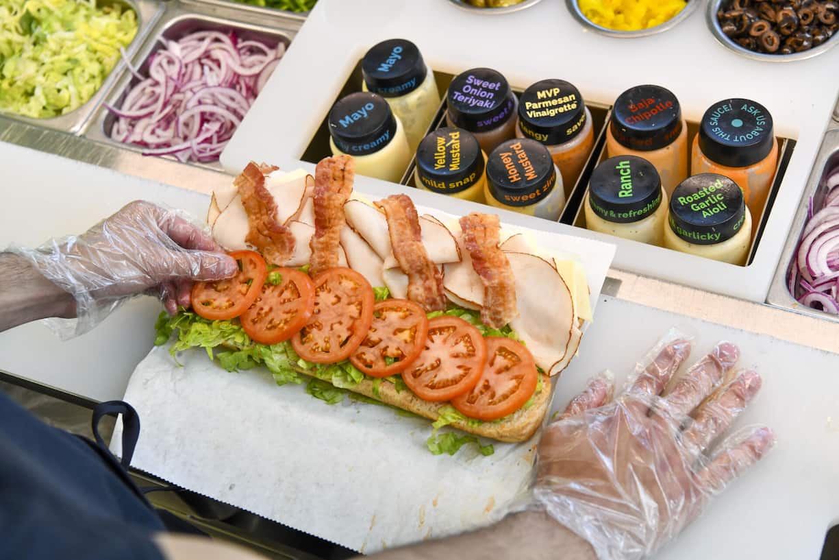 <p>Vom Brot bis zur letzten Zutat können die Kundinnen und Kunden ihren «Sub» selber zusammenstellen.</p>