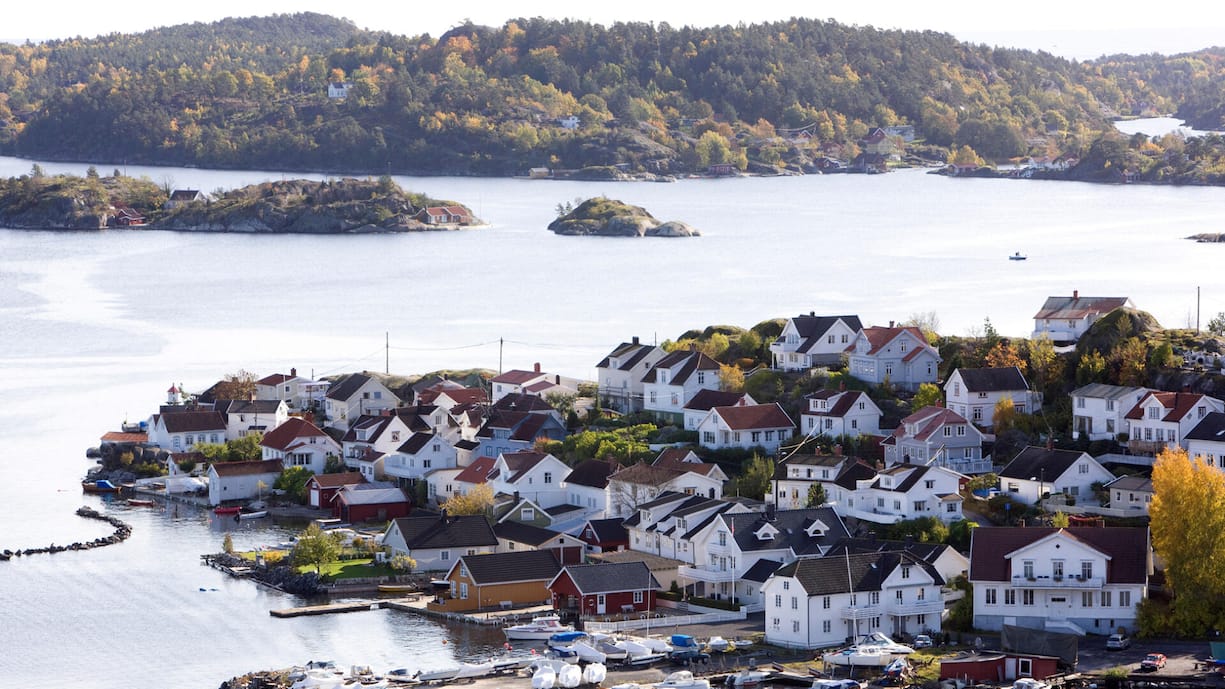 <p>Auf einer Halbinsel mit einem Schärengarten aus unzäh­ligen Inseln liegt das Küstenstädtchen Kragerø.</p>