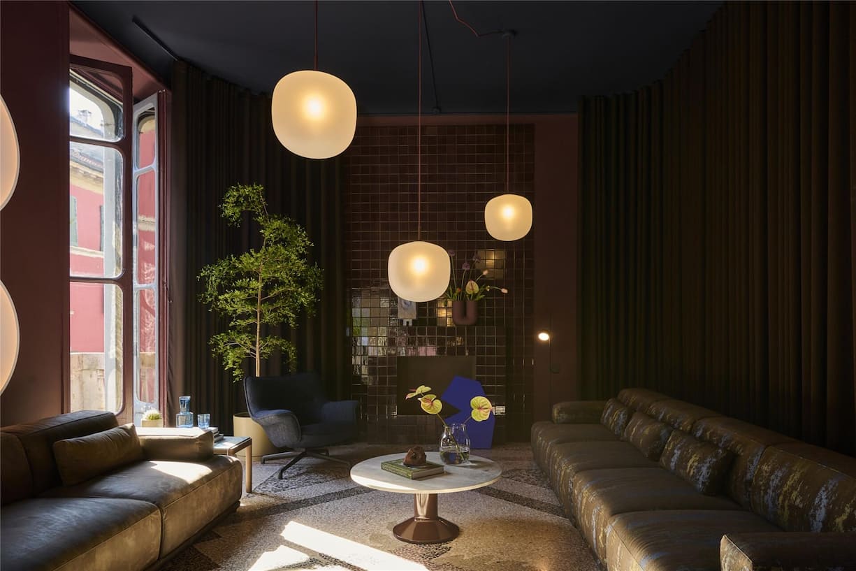 <p>Zum Aufwärmen: Dunkle Farben, weiche Stoffe und viel Atmosphäre.</p>
<p>www.muuto.com</p>