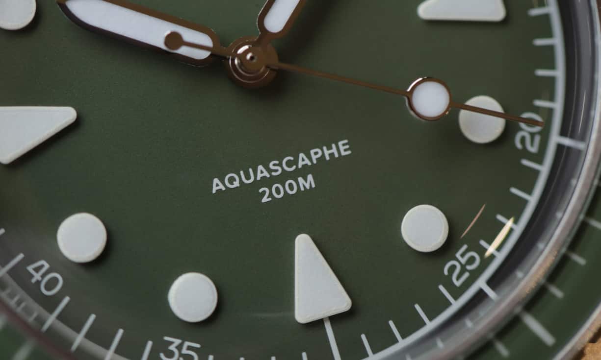 <p>Die blaue und grüne Zifferblatt-Varianten kommen ohne Struktur, die weisse und graue Aquascaphe Mark2 verfügt über ein gekörntes Zifferblatt.</p>