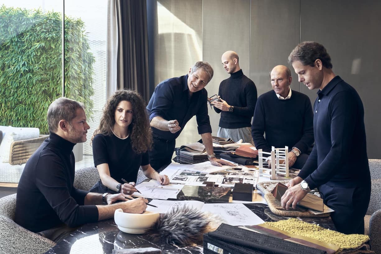 <p>Roberto (3. v.l.) und Renato (2. v.r.) Minotti mit der nächsten Generation, den Zwillingen Alessio und Alessandro sowie Robertos Kindern Susanna und Leonardo.</p>