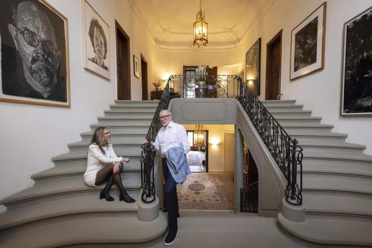 <p>Im Aufgang: die Michels, umgeben von zwei Werken des Künstlers Chuck Close. Das Selbstporträt und jenes seiner Frau hat er per Fingerprint gemacht.</p>