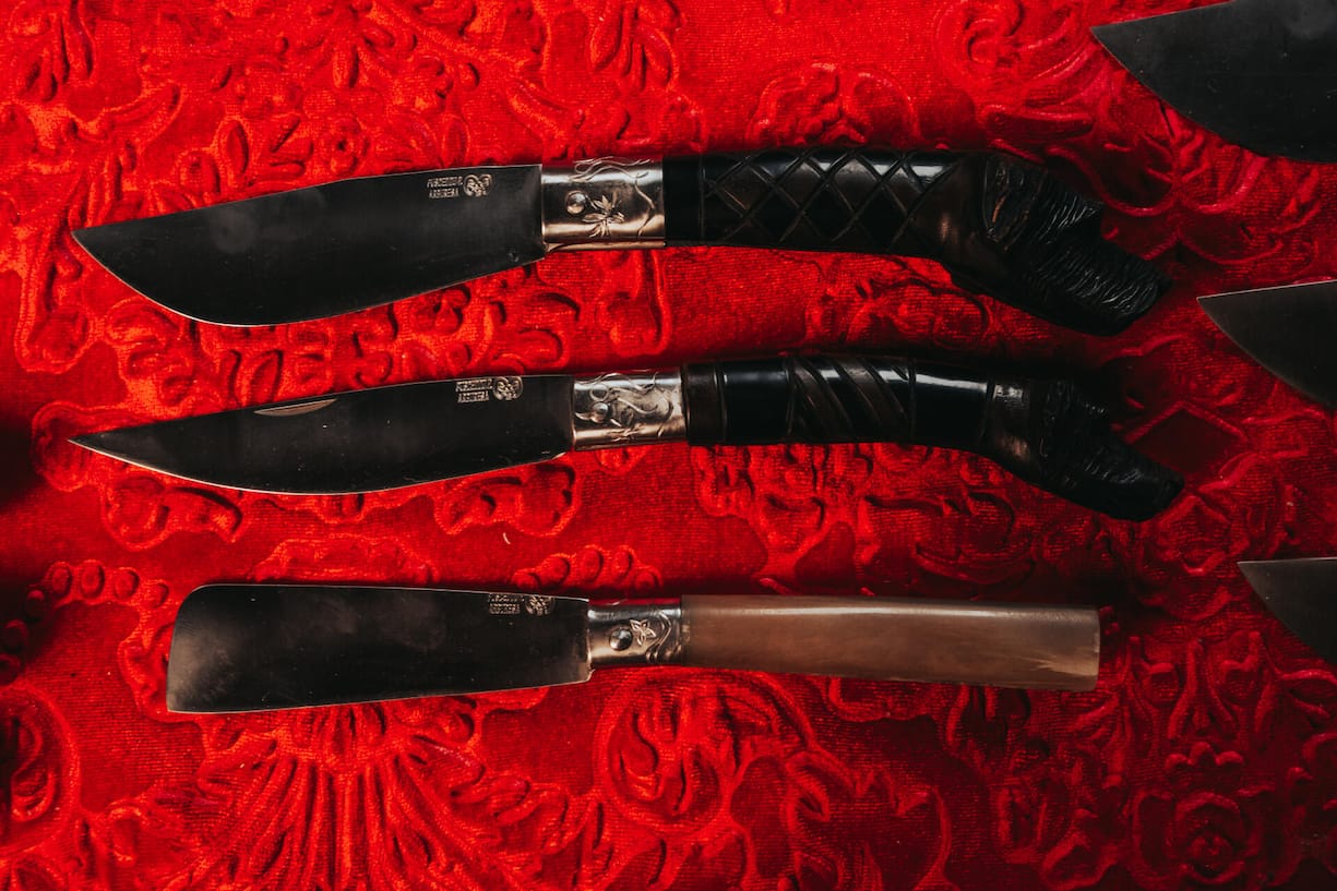 <p>Im Bergdorf Arbus werden die Hirtenmesser noch traditionell im Familien­betrieb von Paolo Pusceddu von Hand hergestellt.</p>