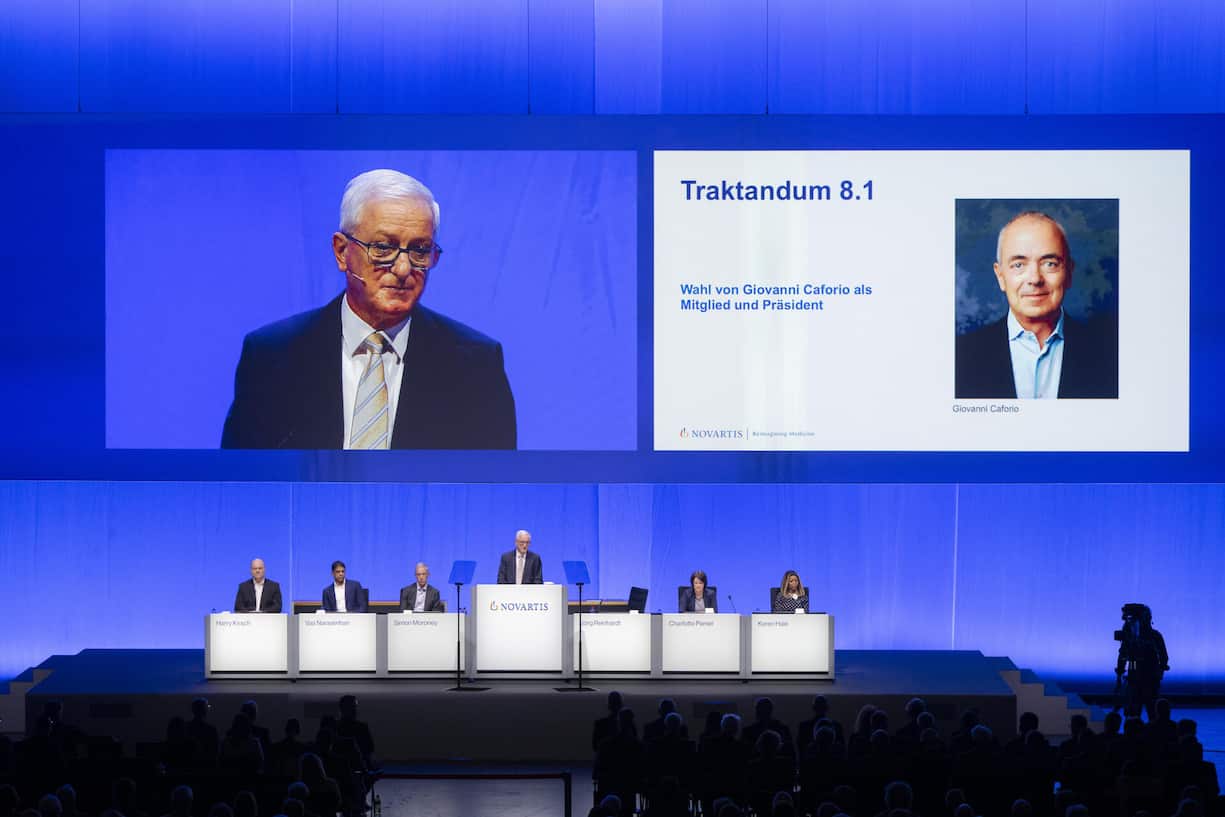 <p>Jörg Reinhardt (l.) stellt seinen Nachfolger Giovanni Caforio während der Generalversammlung von Novartis im März 2025 vor.</p>