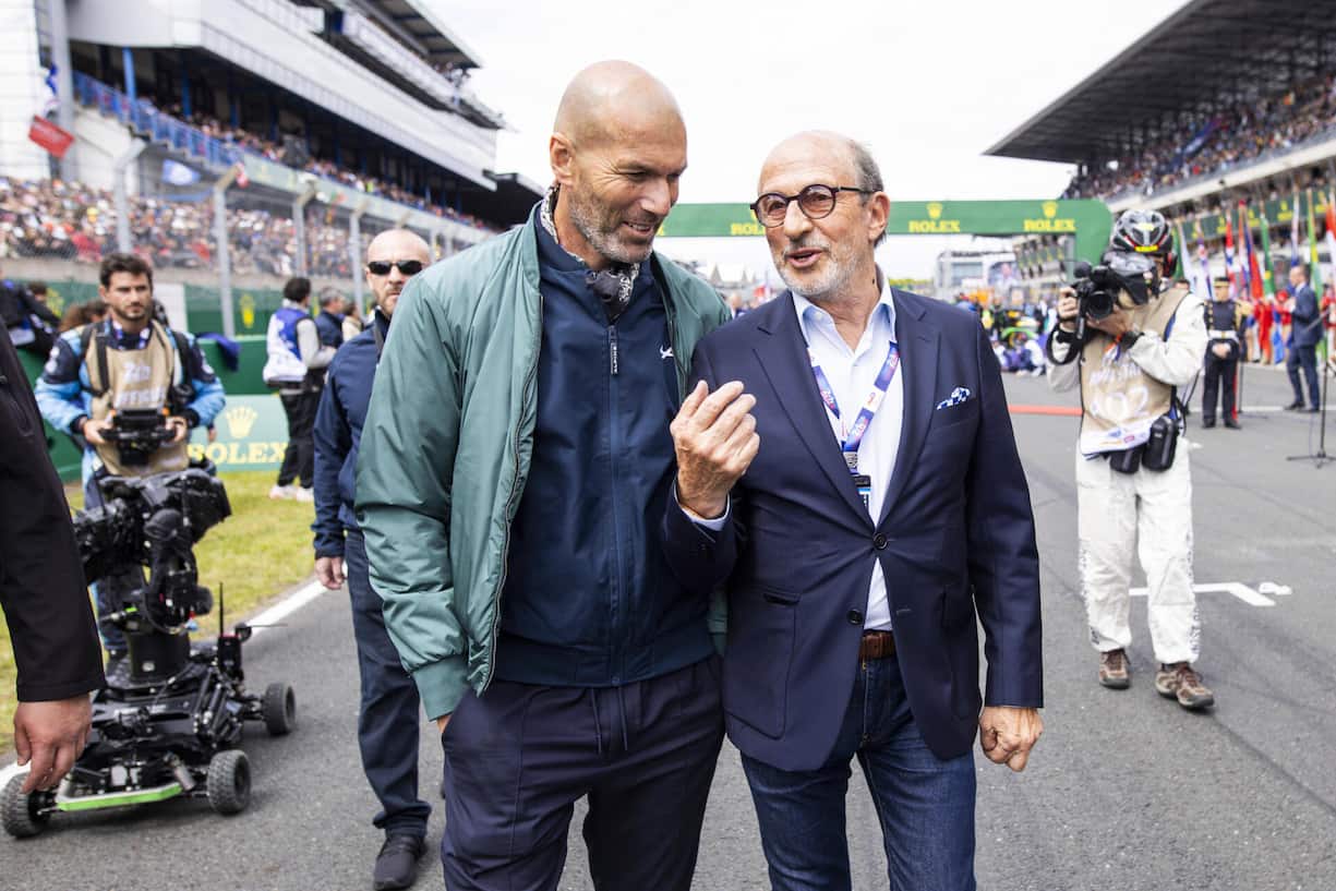 <p>Motorsportfan und Formel-1-Sponsor: Richard Mille (r.) mit Ex-Fussballstar ­Zinédine Zidane am 24-Stunden-Rennen von Le Mans.</p>