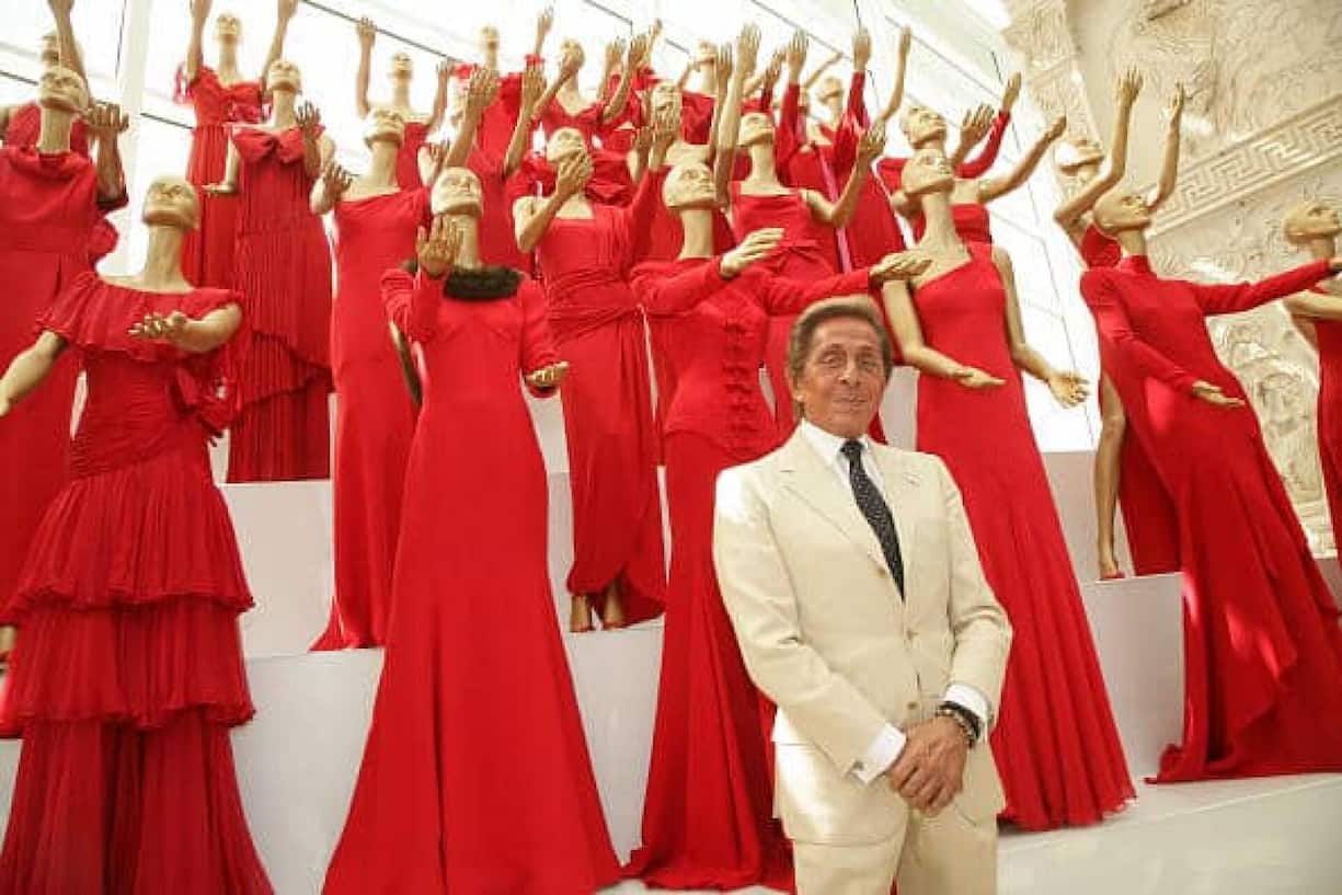 <p>Der Modedesigner Valentino kommt zur Eröffnung seiner Ausstellung im Ara Pacis Museum in Rom am 6. Juli 2007. Anlass ist sein 45-jähriges Jubiläum in der Modebranche. (Photo by Stephane Cardinale/Corbis via Getty Images)</p>