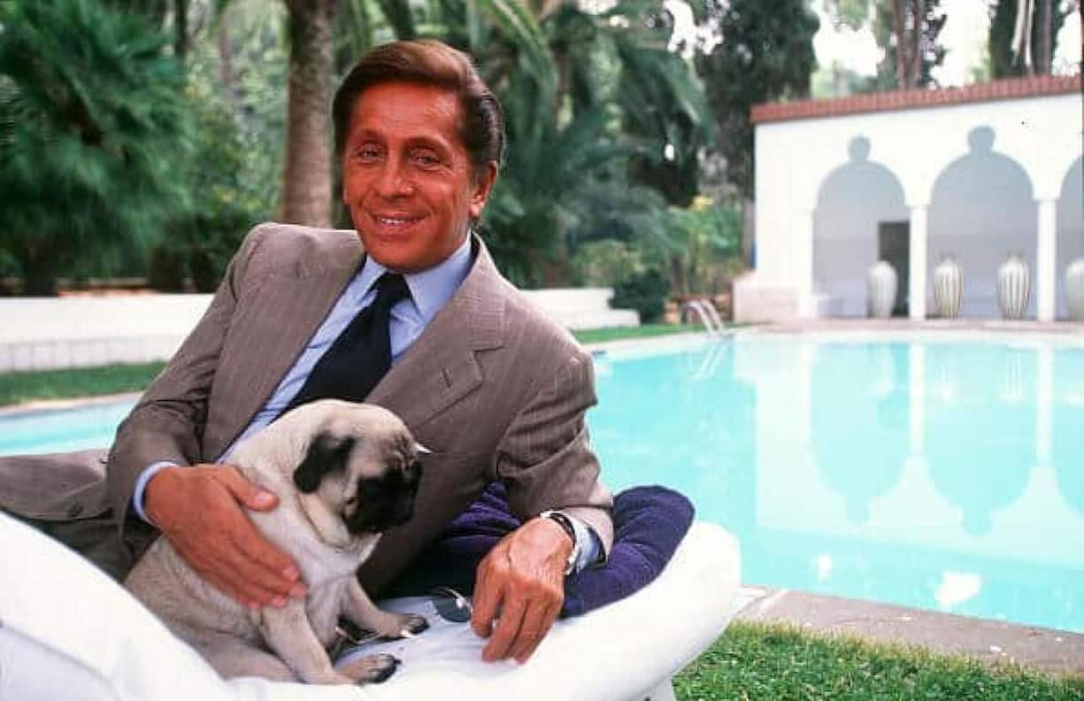 <p>Der italienische Modeschöpfer Valentino Garavani mit seinem Hund in seiner Villa in Rom am 29. September 2000, Italien. (Photo by Gianni GIANSANTI/Gamma-Rapho via Getty Images)</p>