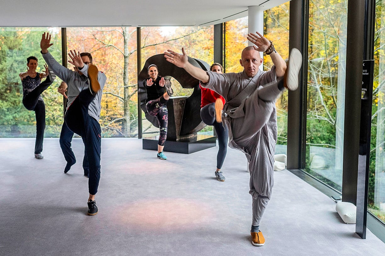 10.11.2019; ZÃ¼rich; BILANZ - Shaolin MoÌnch Shi Xing Mi; Shaolin MoÌnch Shi Xing Mi (Walter Gjergia) mit Bilanz Journalist Bastian Heiniger wÃ¤hrend seinem Workshop Meditations-Retreats (Ancient wisdom for the modern times) im Grand Hotel Dolder in ZÃ¼rich. Â© Valeriano Di Domenico