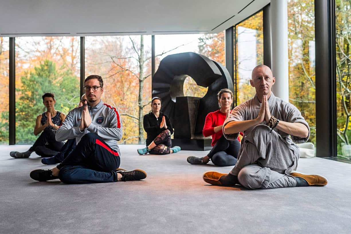 10.11.2019; ZÃ¼rich; BILANZ - Shaolin MoÌnch Shi Xing Mi; Shaolin MoÌnch Shi Xing Mi (Walter Gjergia) mit Bilanz Journalist Bastian Heiniger wÃ¤hrend seinem Workshop Meditations-Retreats (Ancient wisdom for the modern times) im Grand Hotel Dolder in ZÃ¼rich. Â© Valeriano Di Domenico