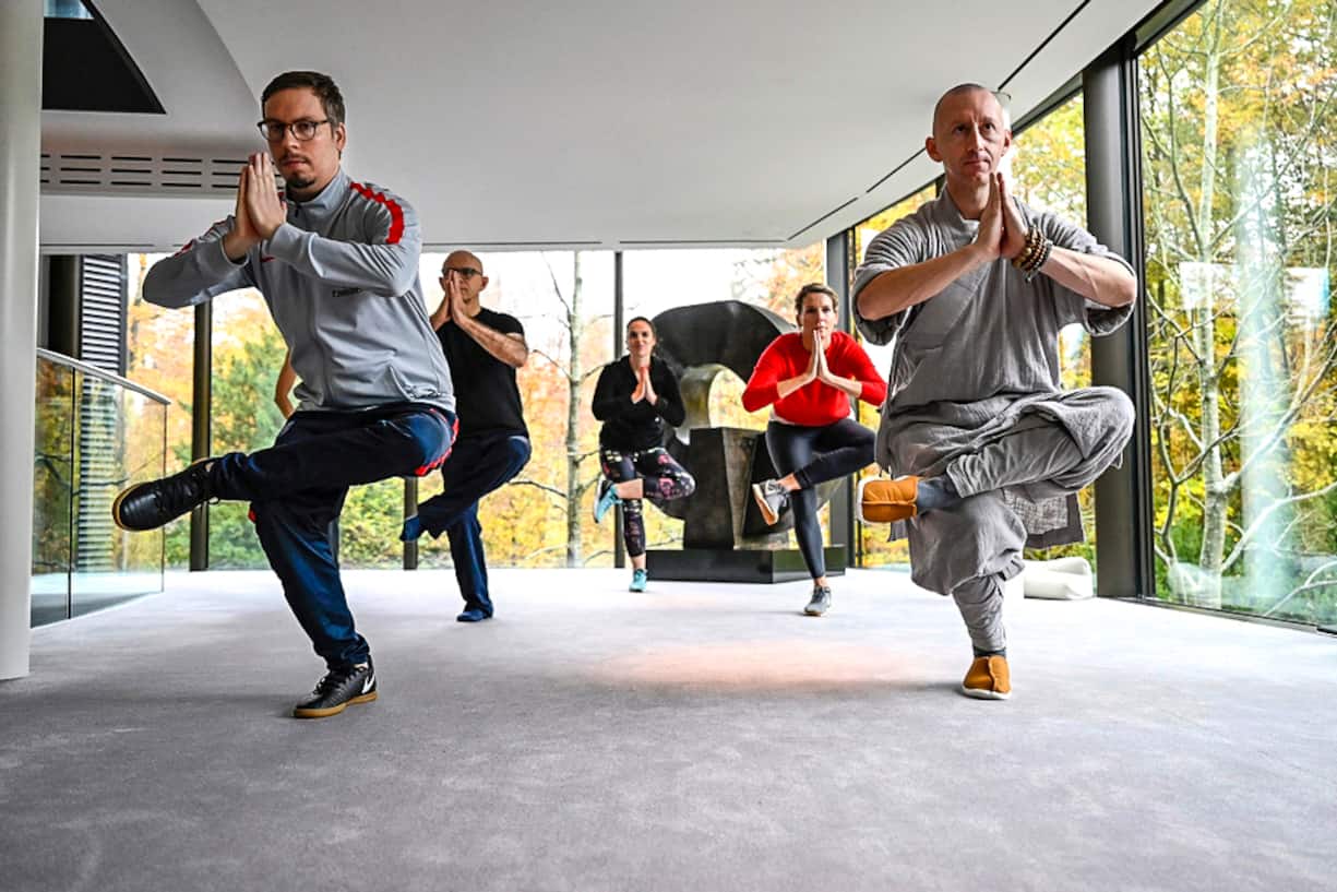 10.11.2019; ZÃ¼rich; BILANZ - Shaolin MoÌnch Shi Xing Mi; Shaolin MoÌnch Shi Xing Mi (Walter Gjergia) mit Bilanz Journalist Bastian Heiniger wÃ¤hrend seinem Workshop Meditations-Retreats (Ancient wisdom for the modern times) im Grand Hotel Dolder in ZÃ¼rich. Â© Valeriano Di Domenico