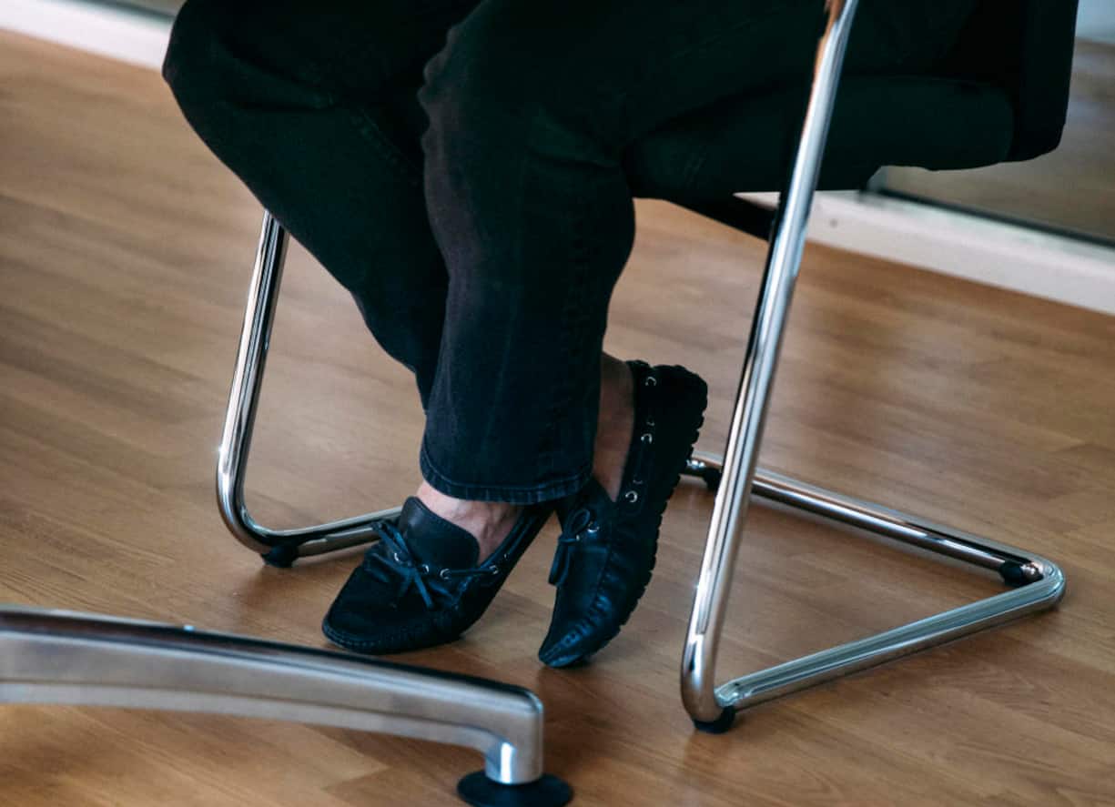 Gregor Greber trägt ein Paar Tod's, Nahaufnahme.
