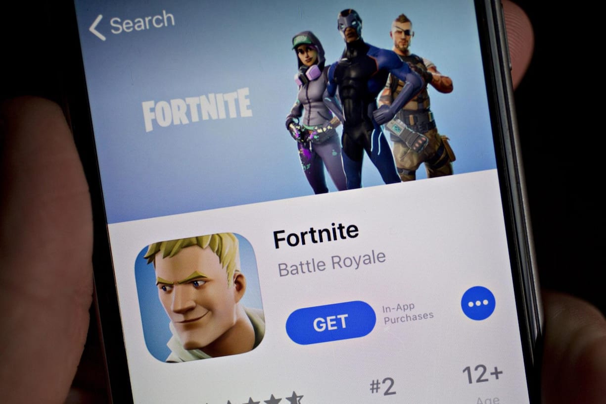 Blick auf ein iPhone. Dort ist im App Store das Videospiel Fortnite verfügbar.