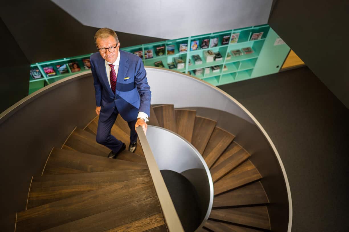 Im Rahmen des Gesprächs mit der BILANZ in Zürich steigt Jörg Wolle eine Wendeltreppe in der Redaktion herauf.