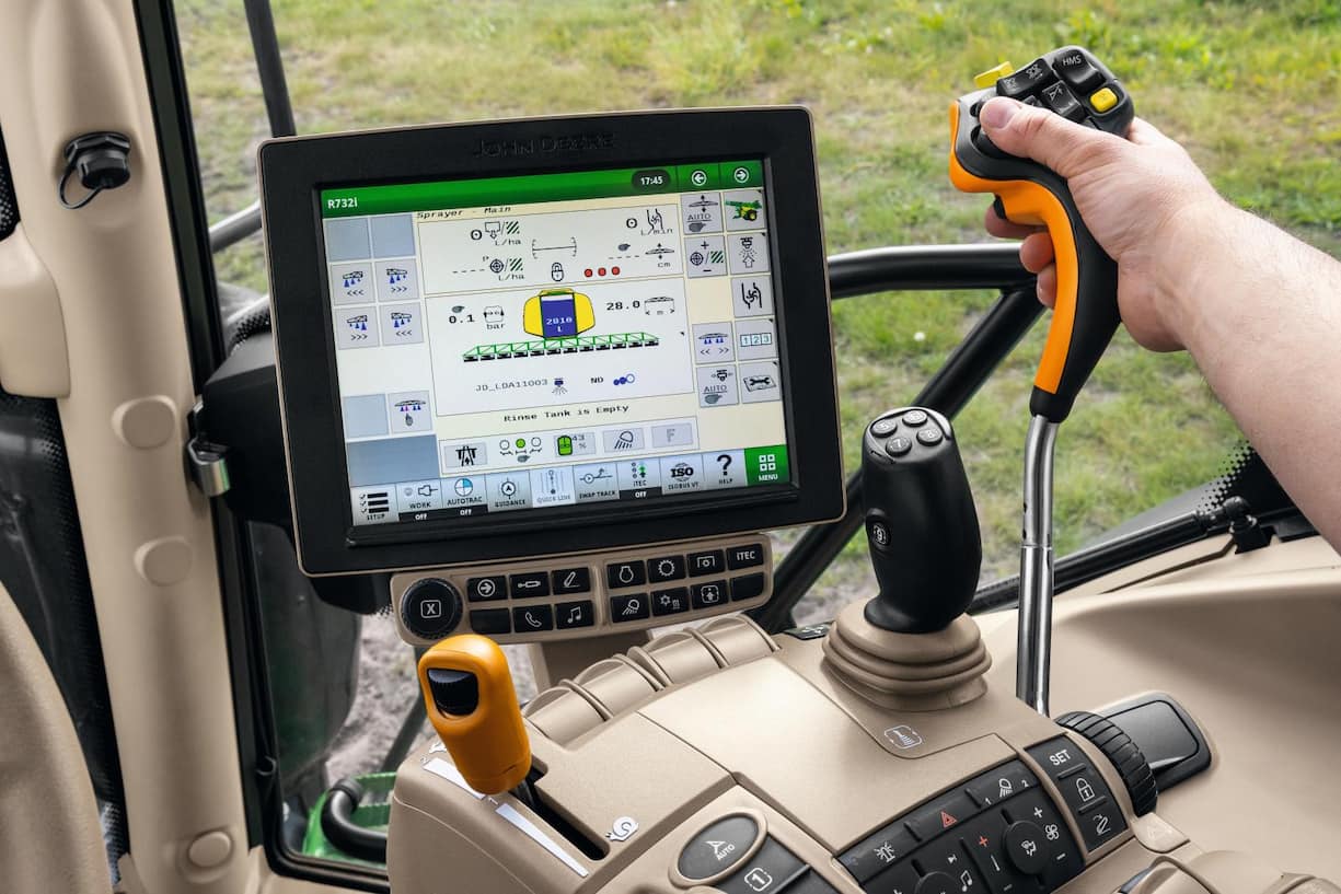 Blick auf einen Monitor, der die Spurführung auf Zentimeter genau via GPS-Steuerung zeigt.