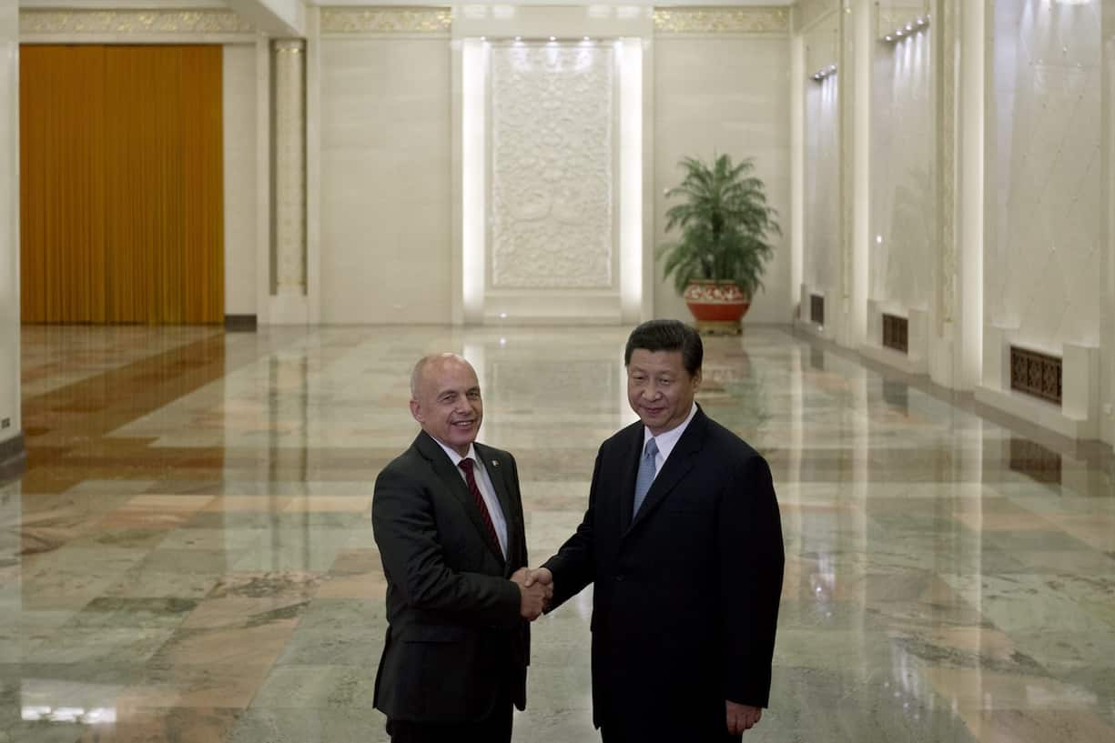 epa03791684 Swiss President Ueli Maurer (L) shakes hands with Chinese President Xi Jinping (R) at the Great Hall of the People in Beijing, China, 18 July 2013.  EPA/Alexander F. Yuan / POOL Pool Photo