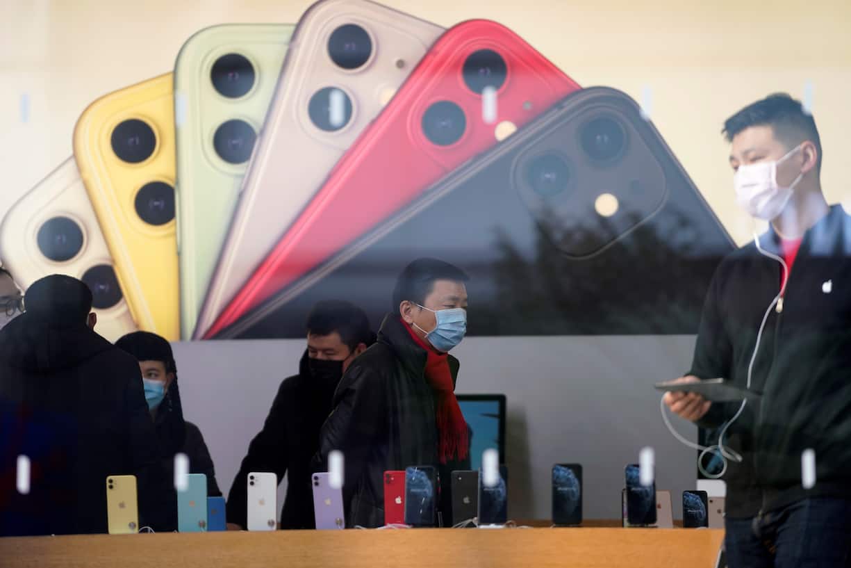 People wearing protective masks are seen in an Apple Store, as China is hit by an outbreak of the new coronavirus, in Shanghai, China, January 29, 2020. Picture taken January 29, 2020. REUTERS/Aly Song - RC2MRE9EFO36