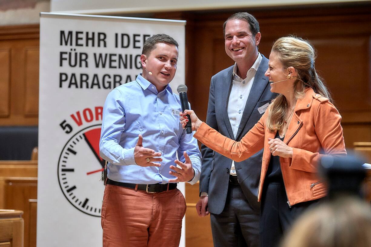 Preisverleihung des 5vor12-Preis fuer Deregulierung von StrategieDialog21 und dem Swiss Venture Club im Rathaus Bern. Christian Siegenthaler, Preistraeger 5vor12-Preis,  Beat Brechbuehl, Managing Partner Kellerhals Carrard, Nathaly Bachmann, CEO Essence Relations. © Adrian Moser / Bilanz