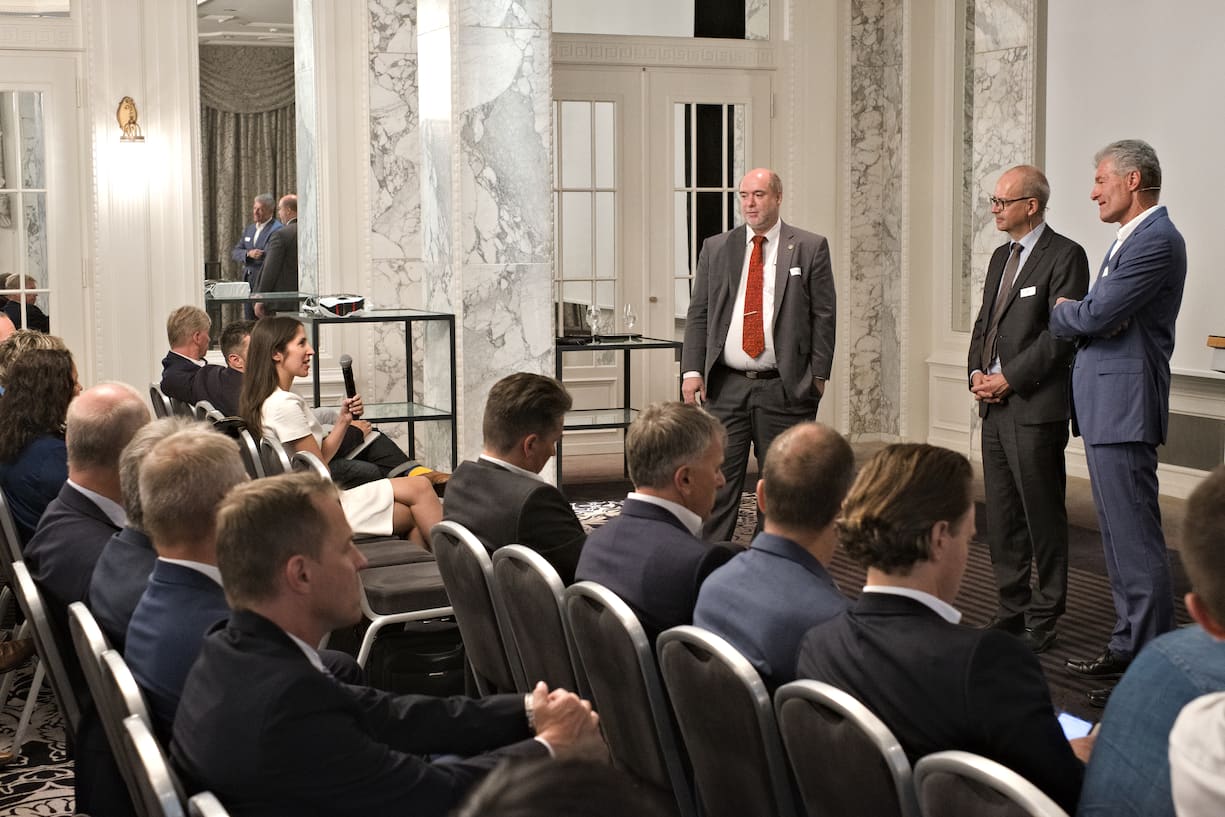 Christoph Beer, Vorstandsmitglied, Consulting Cluster;Eric Scheidegger, Botschafter, SECO;Heinz Karrer, Präsident, economiesuisse;am Mikrofon: Milena Daphinoff, Präsidentin, Consulting Cluster