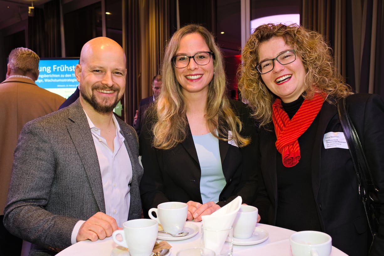 Christoph M. STeiner, CEO & Partner, IT3 Immobilien AG;Fabienne Meier, Stellvertreterin Leiter Firmenkunden, Raiffeisenbank Oberembrach-Bassersdorf;Tanja Bachmann, Stv. Vorsitzende der Bankleitung, Raiffeisenbank Oberembrach-Bassersdorf