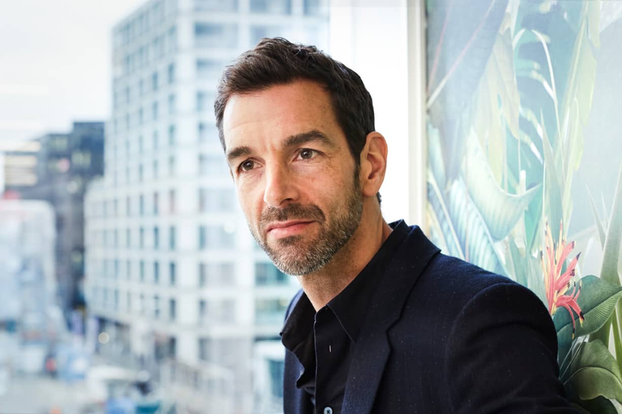 Claude Zellweger mit VR Brille im Google Office am Gustav-Gull Platz in ZÃ¼rich