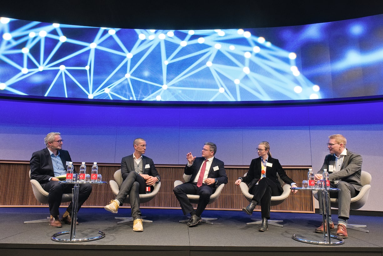 Das Diskussionspanel:Damian Borth, Professor of Artificial Intelligence & Machine Learning, Uni St. Gallen;Kye Andersson, Head of Communications; Peltarion;Otto Preiss, COO Digital, ABB;Annika Schröder, Executive Director, UBS Group Technology;Dennis Nobelius, CEO, Zenuity