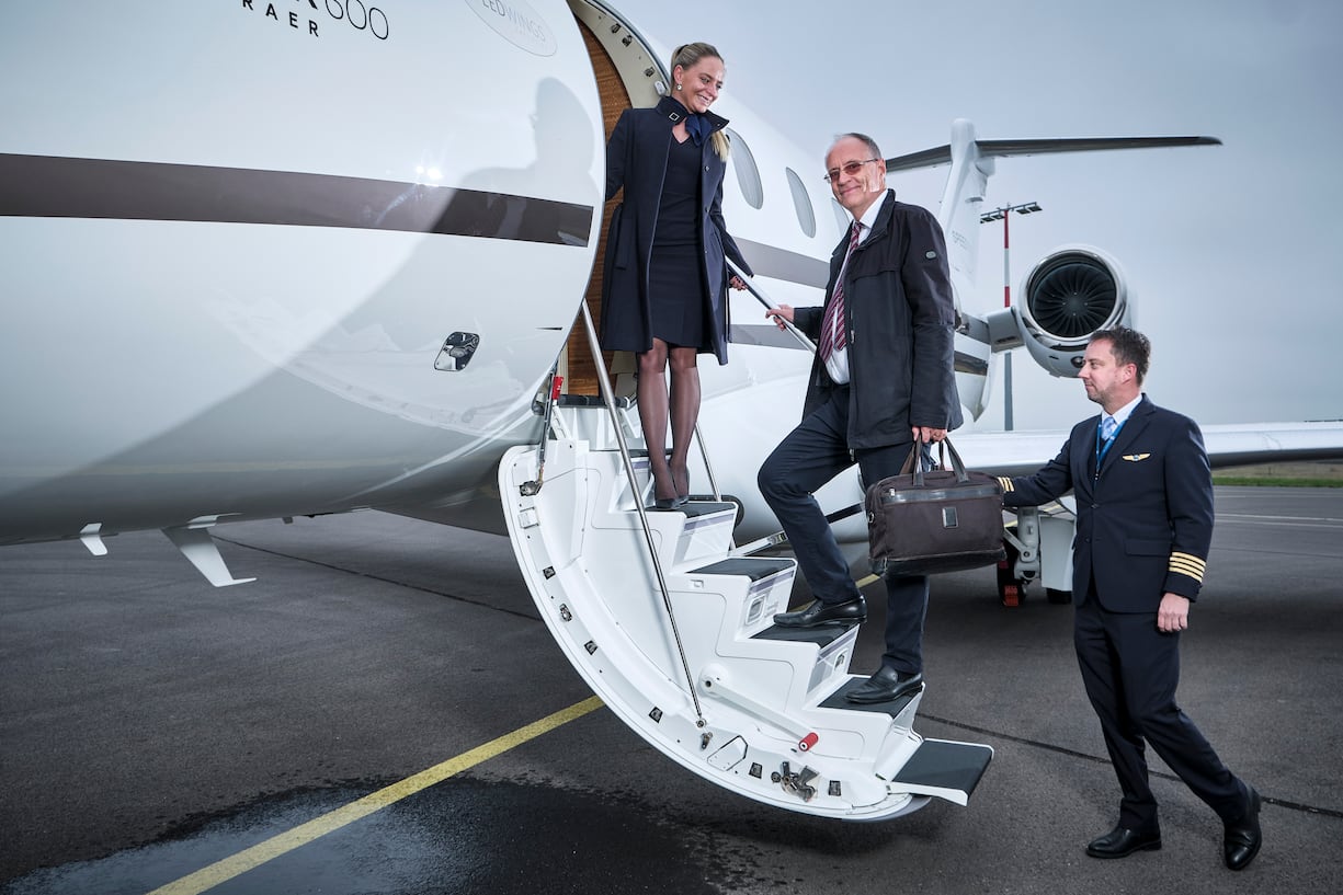 Damien Piller avec le nouvel avion de sa compagnie de jets privÃ©s Speedwings
