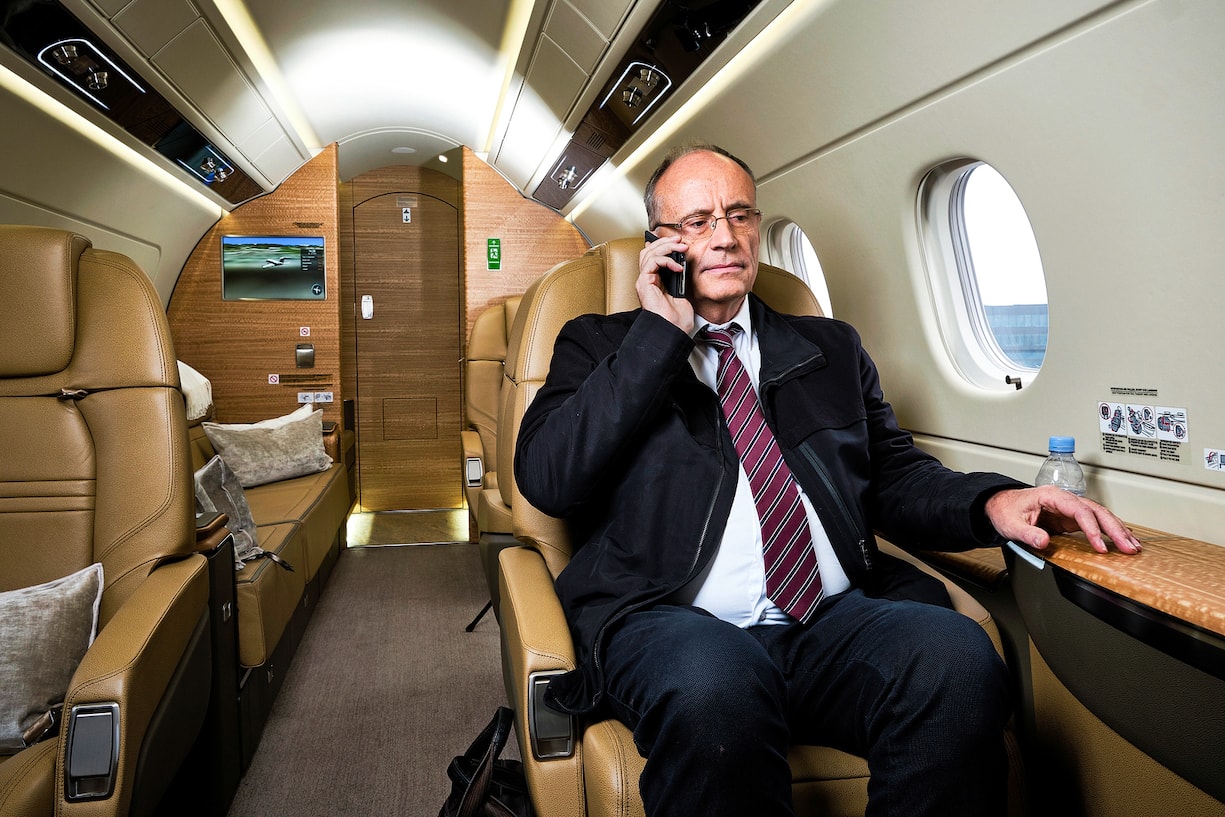 Damien Piller avec le nouvel avion de sa compagnie de jets privÃ©s Speedwings