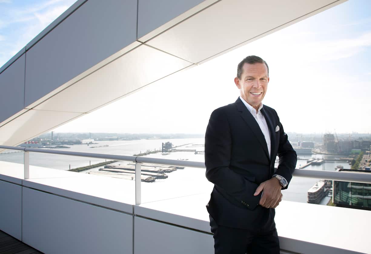 Portrait Daniel Grieder, CEO Tommy Hilfiger, Daniel Grieder auf der Terasse des obersten Stocks bei Tommy Hilfiger Amsterdam, Amsterdam, Niederlande