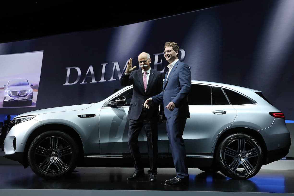 Dieter Zetsche, outgoing chief executive officer of Daimler AG, left, poses for photographs with Ola Kallenius, incoming chief executive officer of Daimler AG, during the automaker's annual general meeting in Berlin, Germany, on Wednesday, May 22, 2019