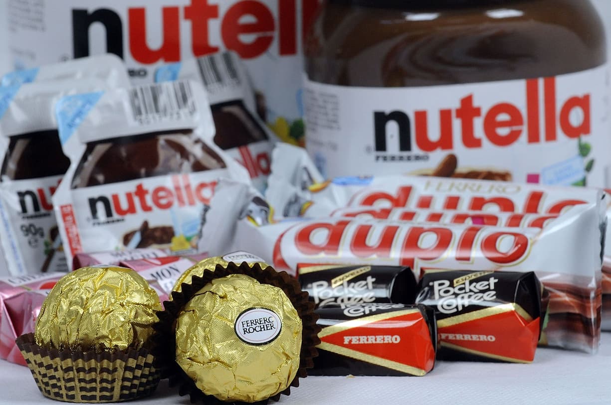 Für das Bild arrangiertes Ferrero-Sortiment mit Duplo, Ferrero Rocher, Nutella, Mon Chéri und Pocket Coffee chocolate.