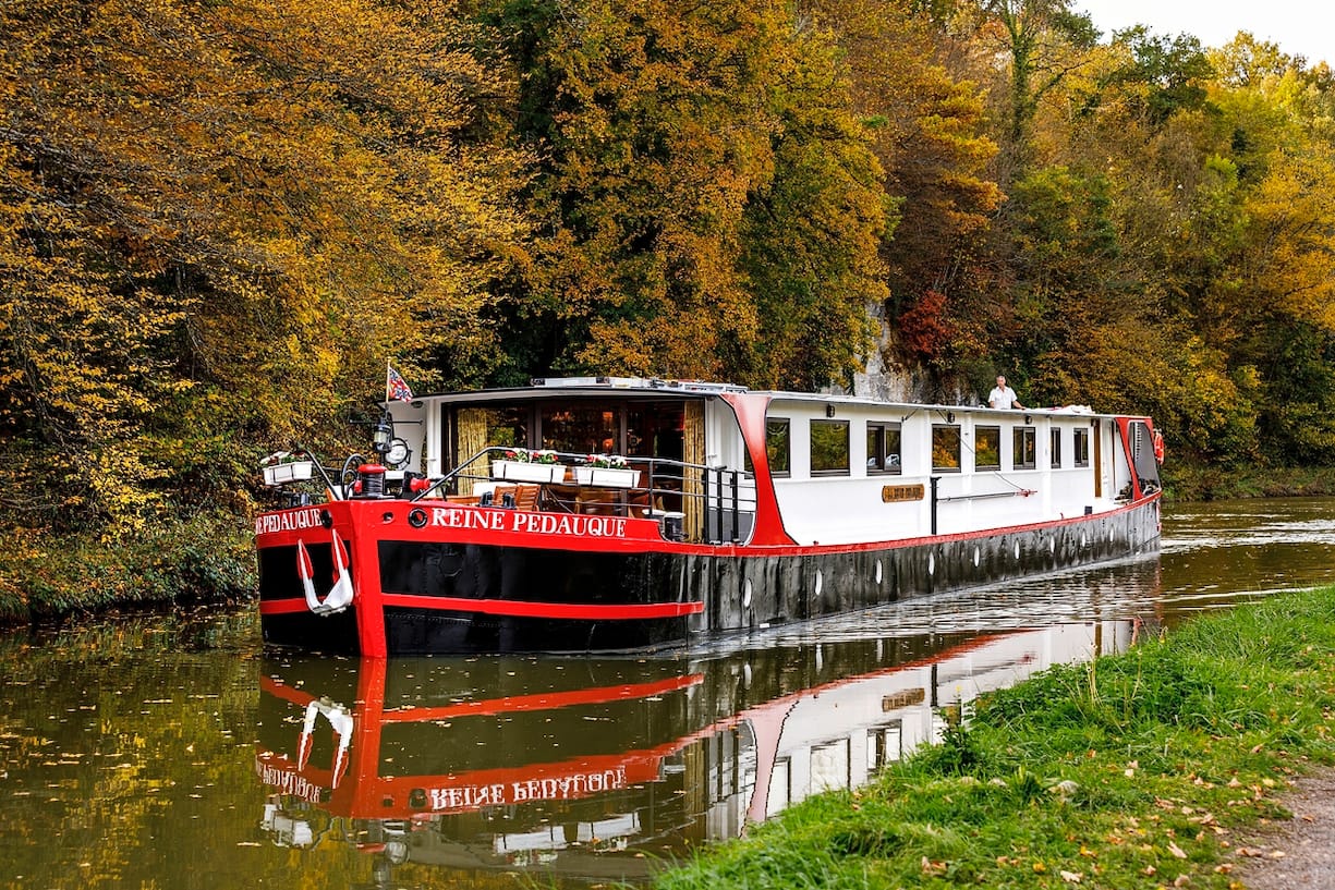 Flussfahrt Schiff Reine Pedauque