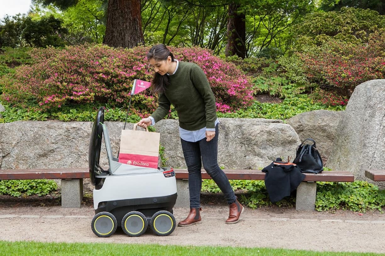 Roboter anstatt Velokuriere: Der Lieferdienst Foodora, der zu Delivery Hero gehört, testete einen Roboter in Hamburg. 